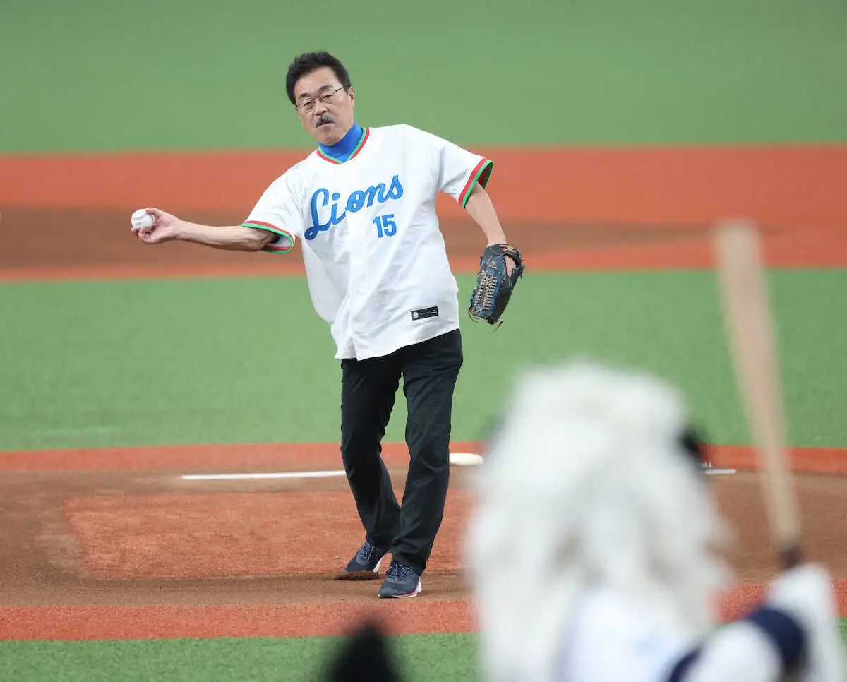 【画像・写真】西武OB「アニヤン」松沼博久氏が始球式　通算112勝「届く予定だったのに全然ですね（笑い）」