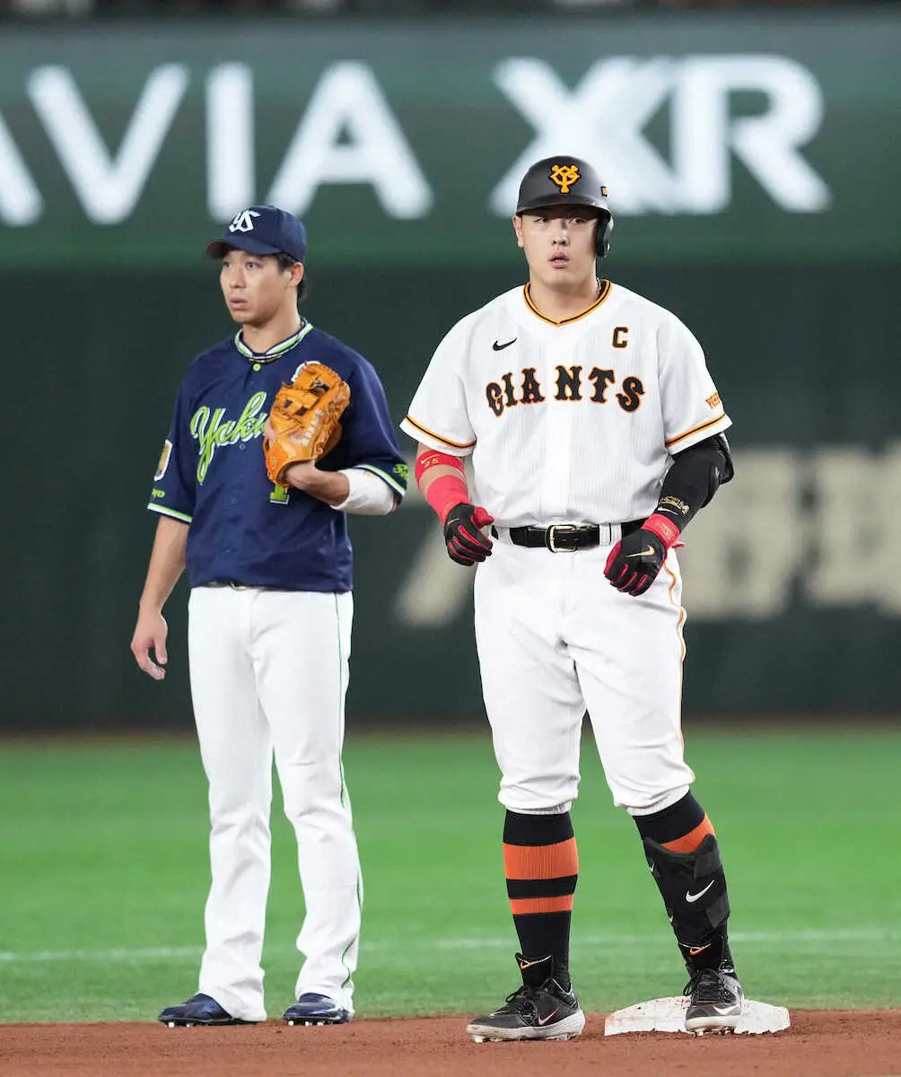 【画像・写真】ヤクルト浜田　巨人・岡本和の大飛球をスーパーキャッチ　一度はフェン直判定もリクエストで覆る