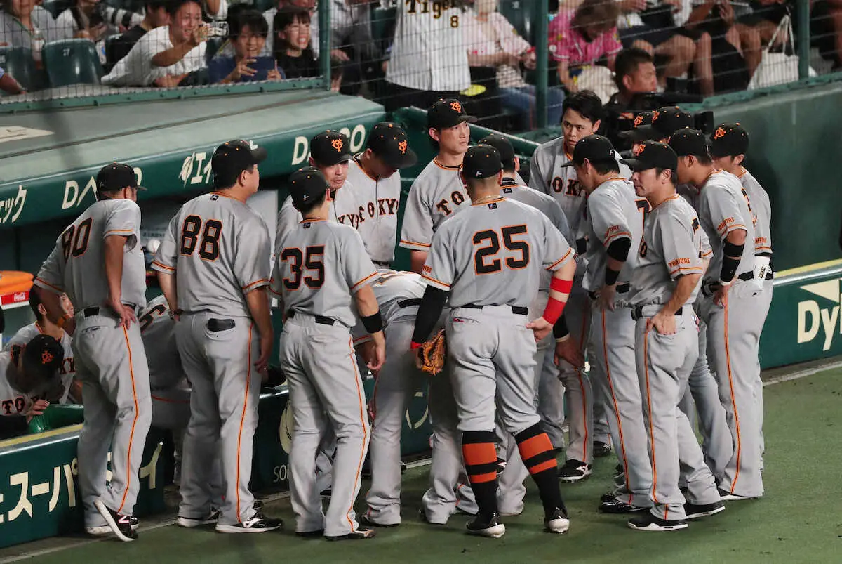 【画像・写真】＜神・巨＞5回の攻撃に入る前に円陣を組む巨人ナインだったが…（撮影・須田　麻祐子）