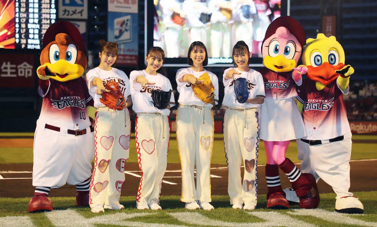 【画像・写真】ももクロが4人“シンクロ始球式”！華麗なフォームで2人がノーバン投球　楽天本拠地どよめき