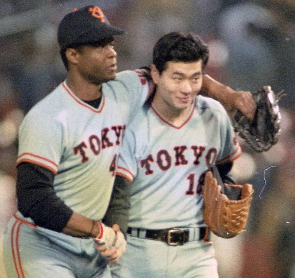 【画像・写真】1989年10月、完封で自己最多の16勝目を飾った桑田の肩を抱いて祝福するクロマティ