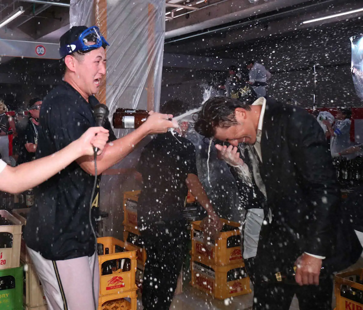 【画像・写真】V3歓喜のビールかけ　オリ戦士が大好きなあの先輩“飛び入り参加”で大興奮　もみくちゃに