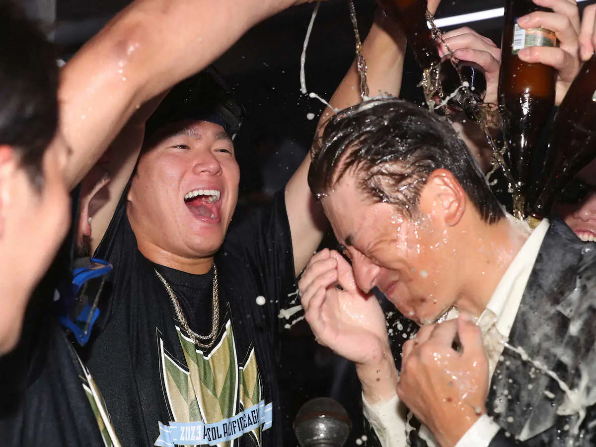 【画像・写真】＜オリックス・祝勝会＞能見氏（右）にビールを浴びせる山本由伸（撮影・須田　麻裕子）