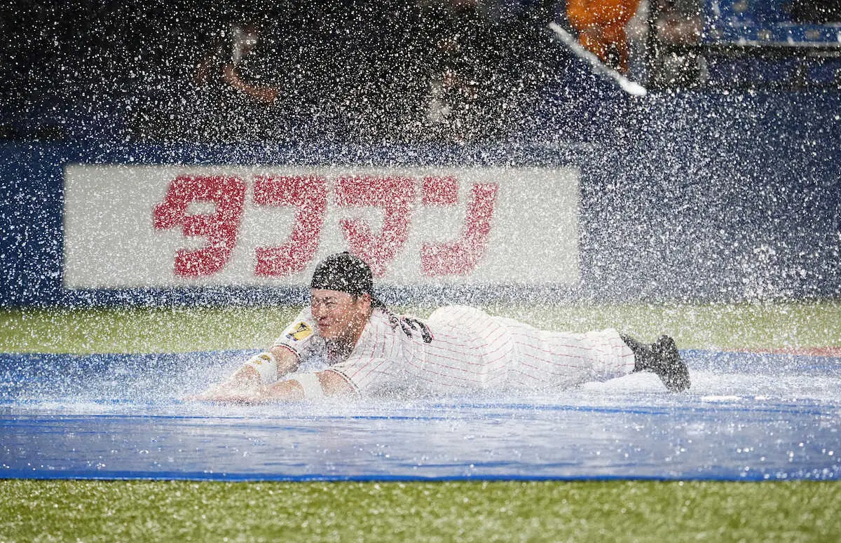 【画像・写真】ヤクルト＆阪神が爆笑ヘッスラ合戦　雨天中止でもファン大盛り上がり「最高」「芸術的すぎる」