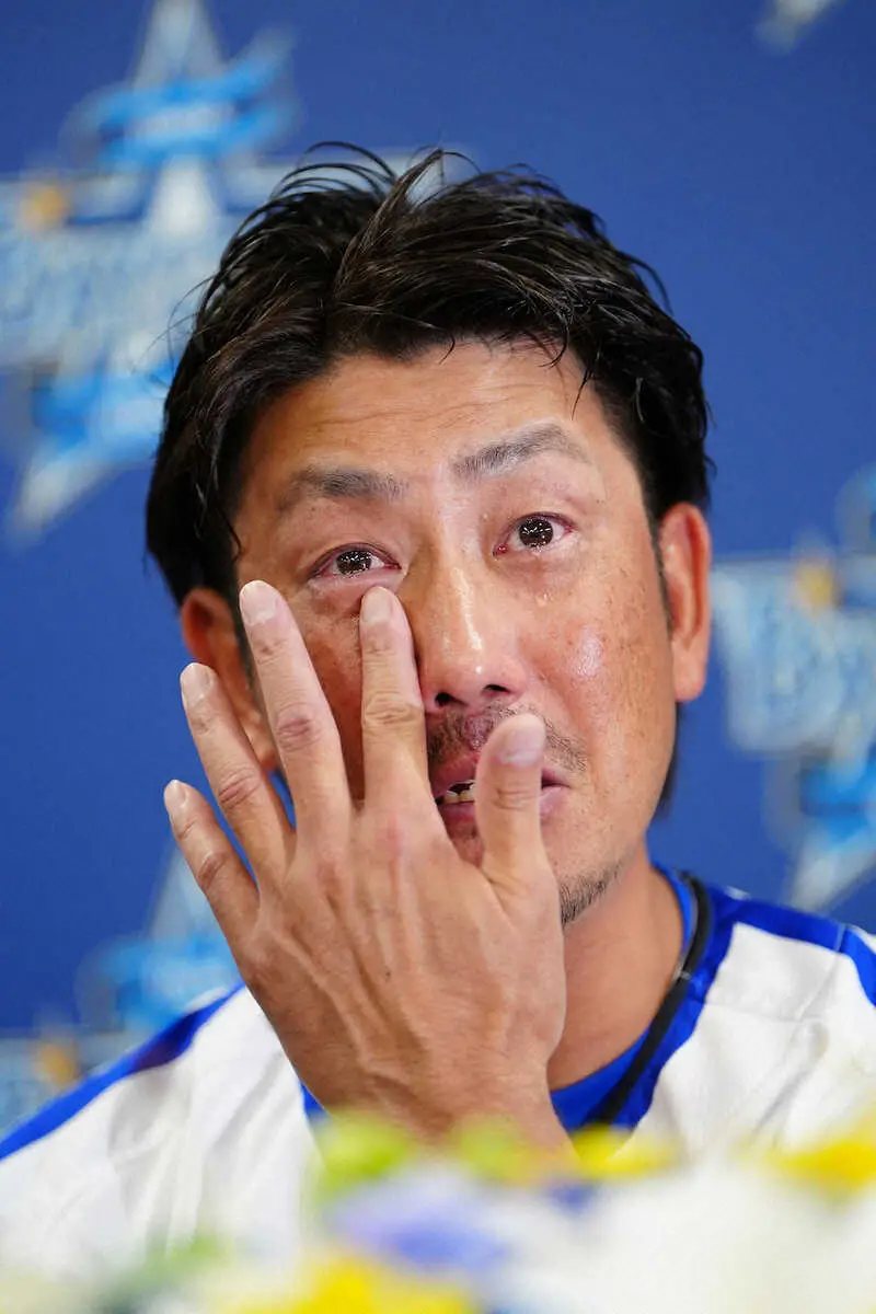 【画像・写真】DeNA・藤田一也　涙の引退会見　19年の現役生活「幸せでしたが、苦しくてつらかった」