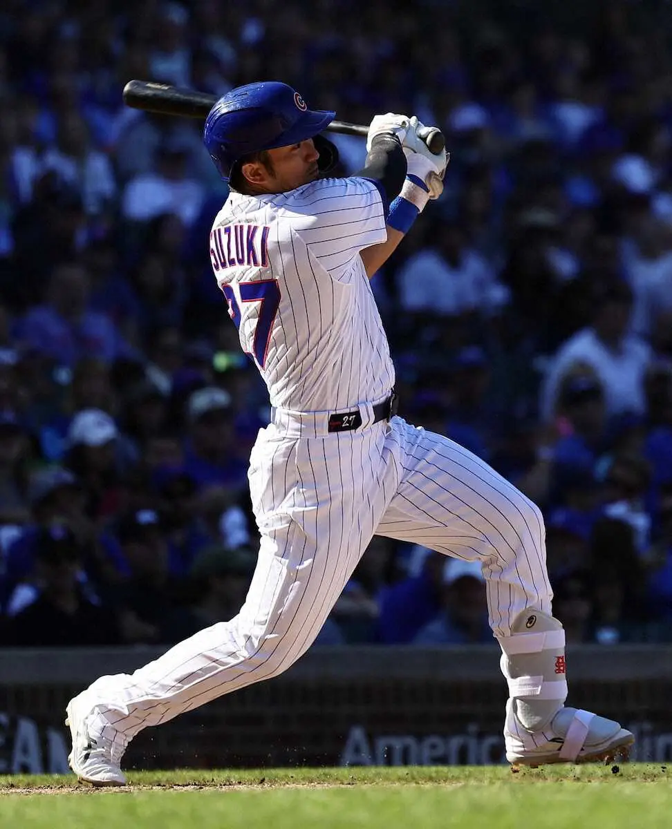 【画像・写真】＜カブス・ロッキーズ＞6回、中前打を放つ鈴木（撮影・光山　貴大）