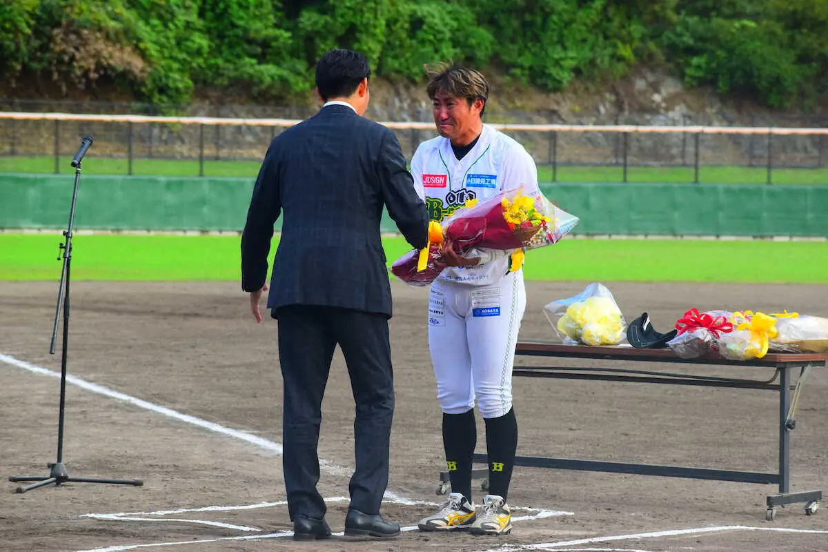【画像・写真】内川　涙の有終打　現役ラストゲームで中前へ「見てもらえてよかった」「野球人生が終わるのは寂しい」
