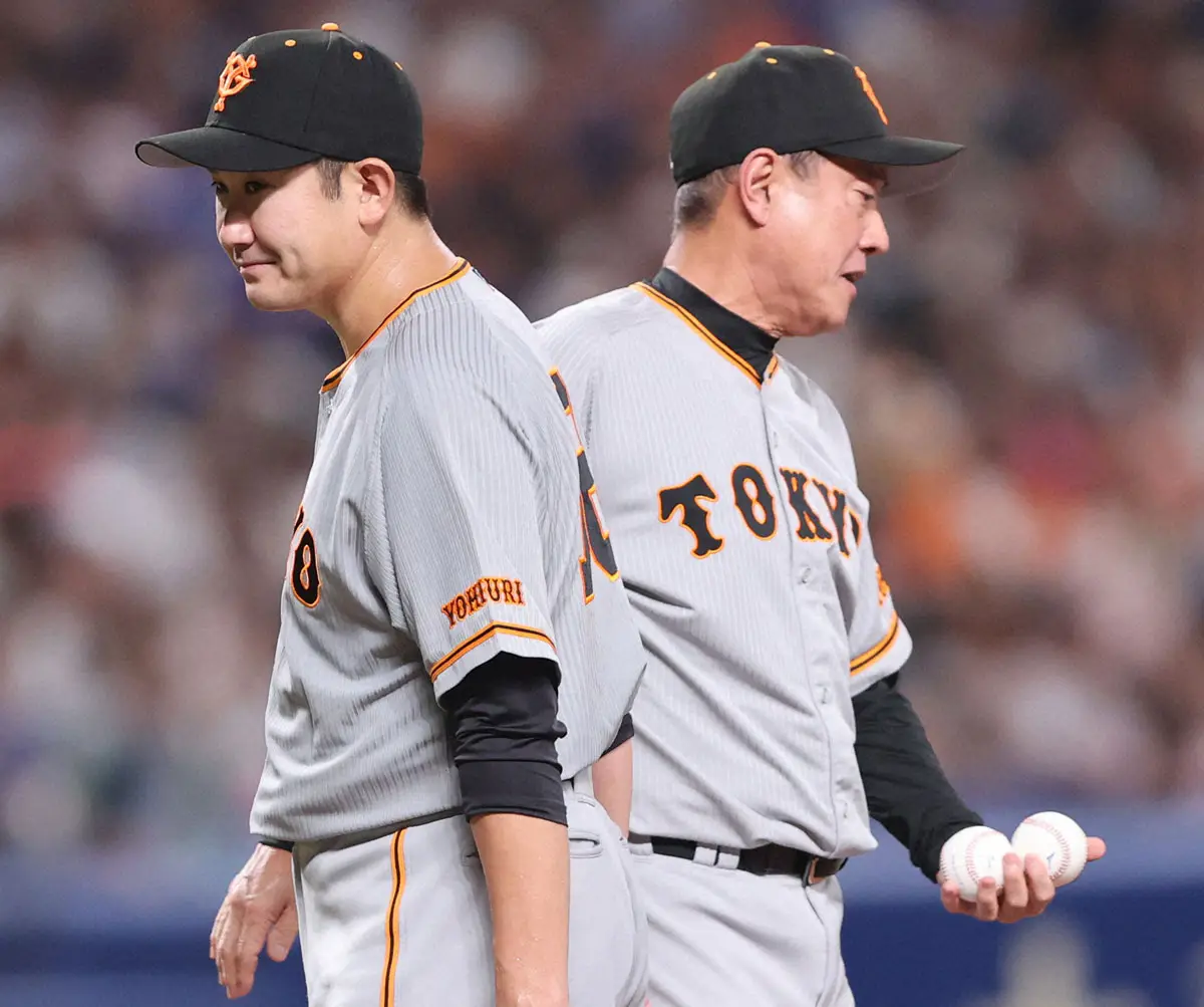 【画像・写真】8月17日中日戦の７回、降板となりベンチに戻る菅野（左）とマウンドに向かう原監督