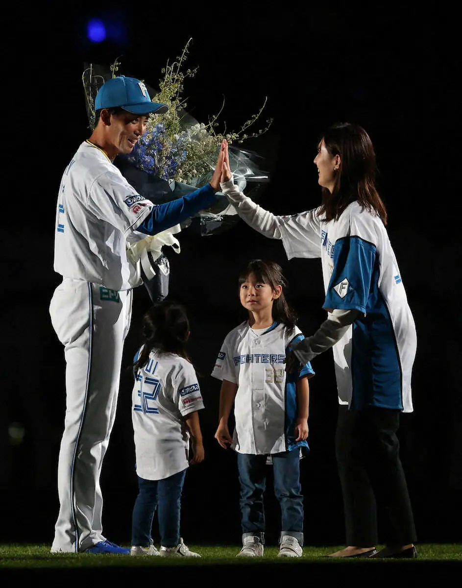 【画像・写真】日本ハム・谷内亮太が引退セレモニーで涙こらえて感謝伝える「中途半端な選手の僕に…」つば九郎も労う