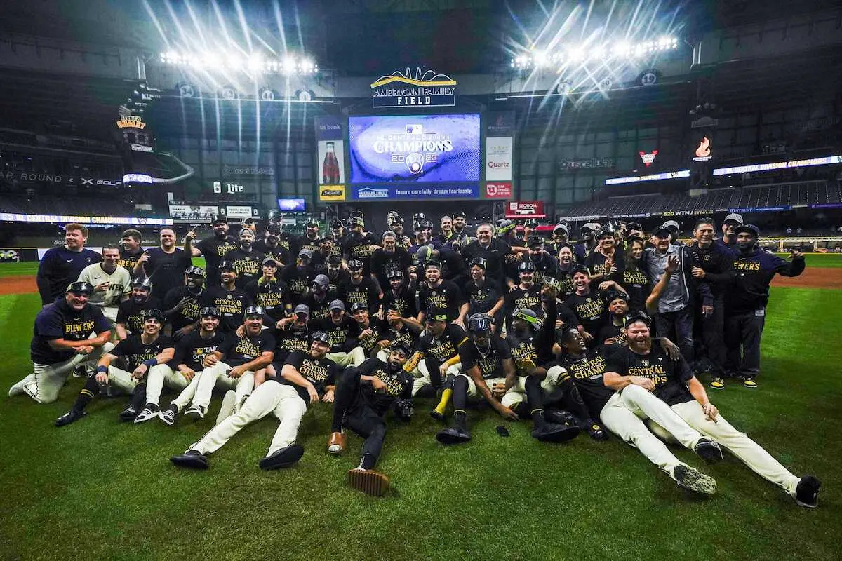 【画像・写真】地区優勝を飾り、集合写真に納まるブルワーズの選手たち（AP）