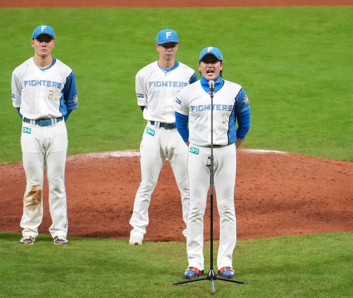 【画像・写真】これぞ新庄流！最終戦セレモニーで日本ハム秋季キャンプ地変更発表＆万波の本塁打王確約「獲らせます！」