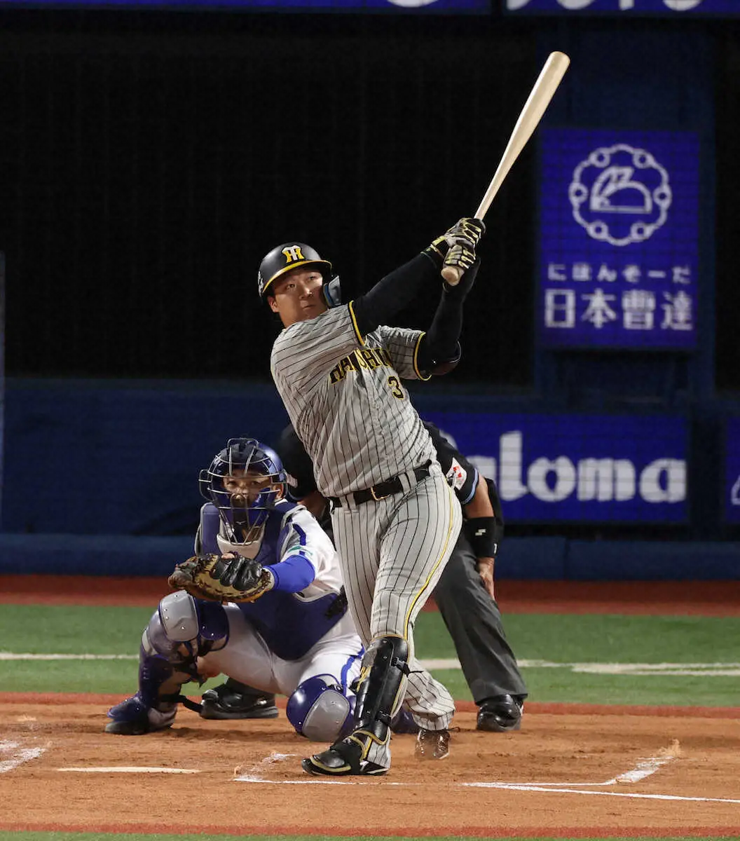 【画像・写真】阪神・大山　月に向かって3戦連発！「中秋の名月」に美しい弧を描き看板直撃の今季最長135M弾