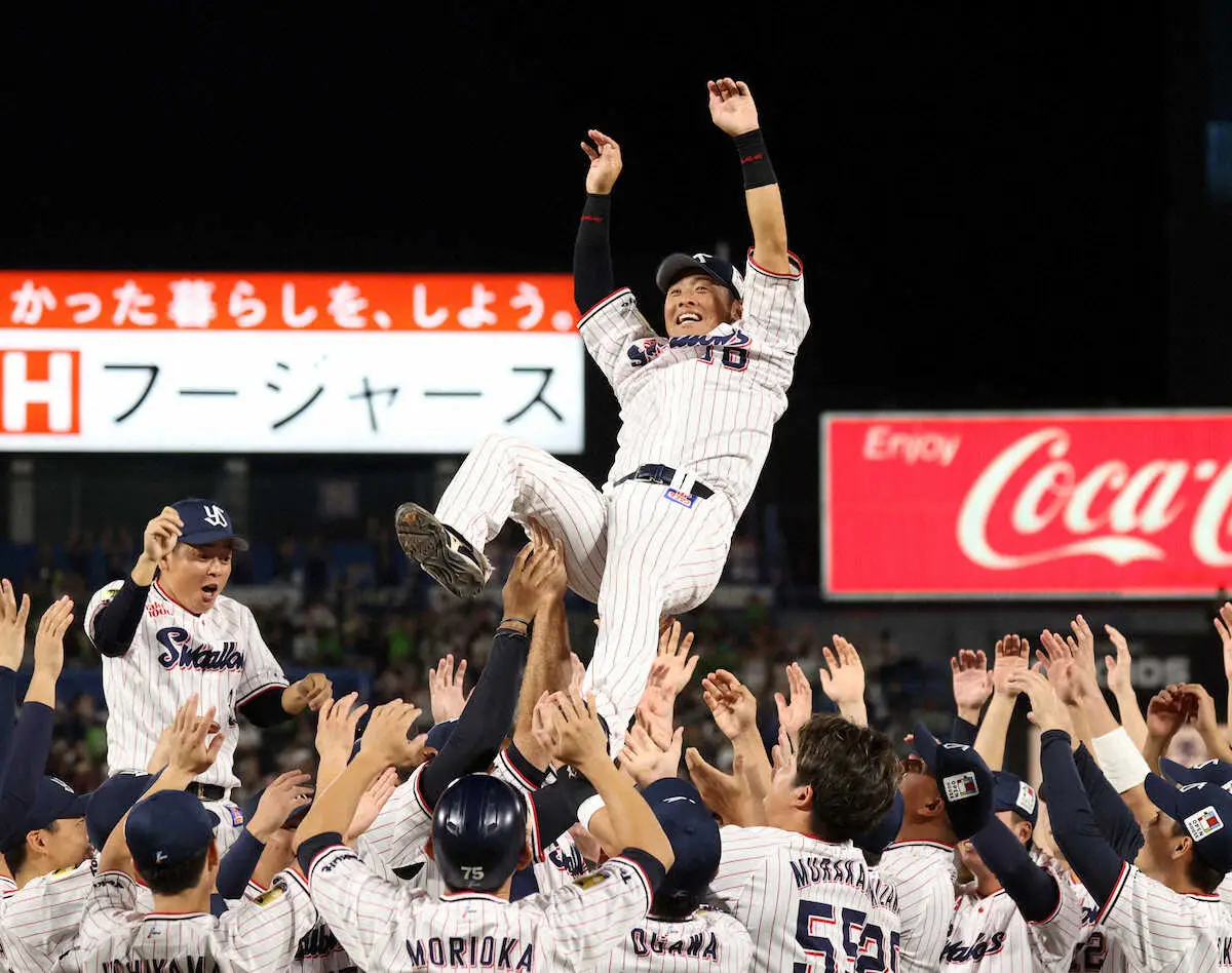 【画像・写真】引退表明のヤクルト荒木 代打で三振も温かい拍手　試合後にはナインから胴上げ　