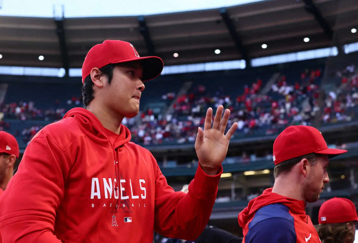 【画像・写真】大谷翔平3年連続チームMVP　右肘手術後初めて公の場に登場　右腕固定されたまま左手でトロフィー掲げる
