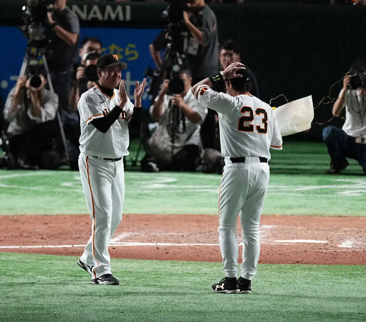 【画像・写真】巨人・原監督「最後の最後まで野球少年」と松田にはなむけメッセージ　熱く抱き寄せる場面も
