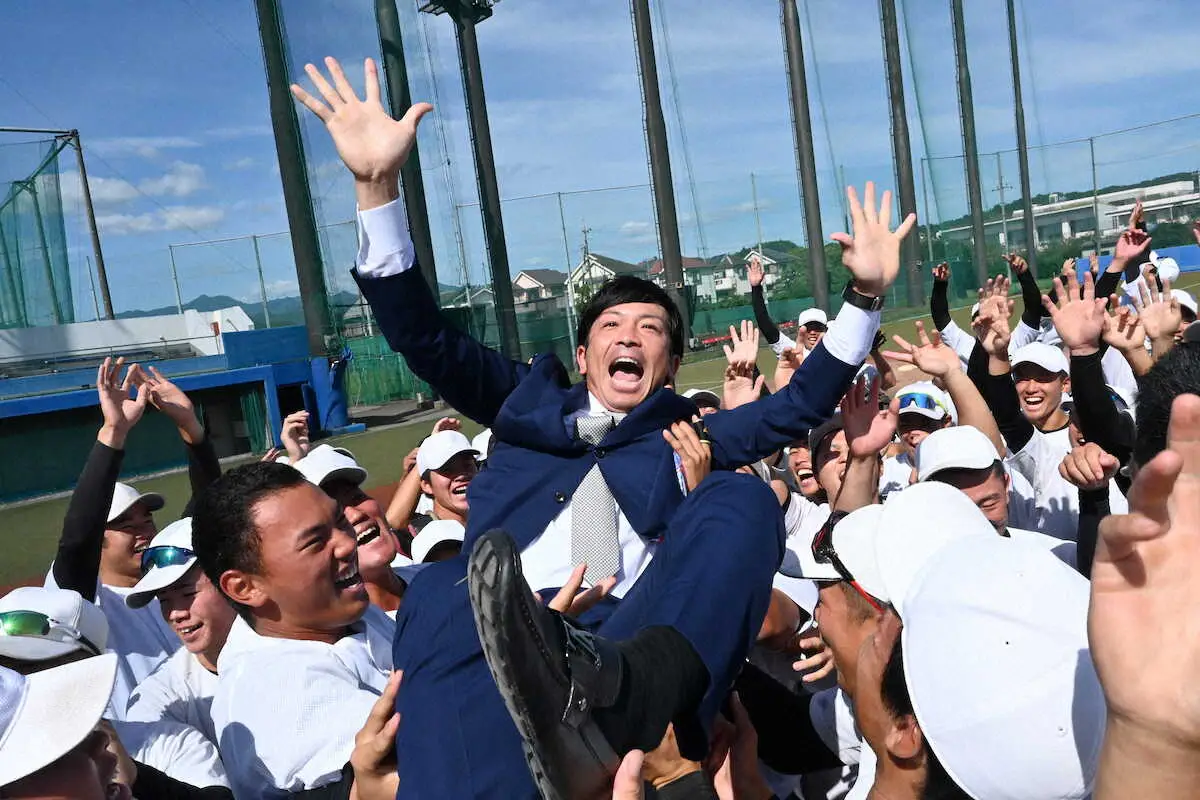 【画像・写真】崖っぷちの亜大に「熱男」　巨人・松田氏「仲間で輪に」　部員たちの目もキラキラ