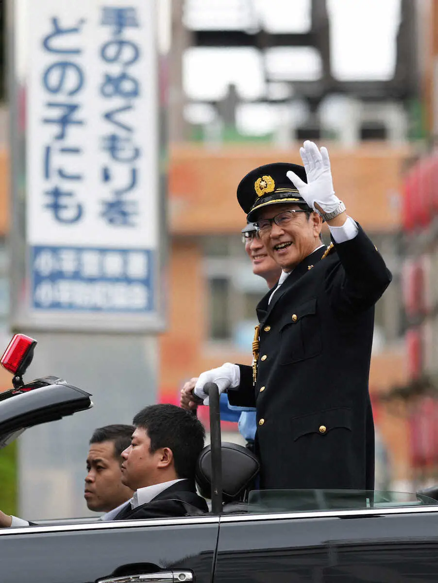 【画像・写真】侍ジャパン前監督・栗山英樹氏　小平警察署で一日署長　制服姿でオープンカーから手振る