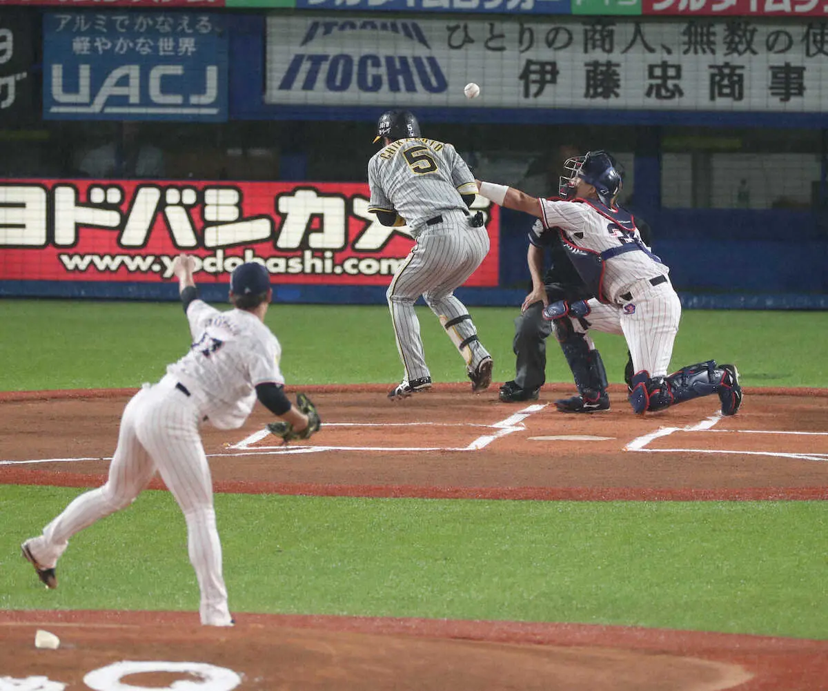 【画像・写真】阪神・近本が背中に死球受ける…ヤクルト戦、初回の先頭打席で　虎党のヤジで神宮球場は騒然！