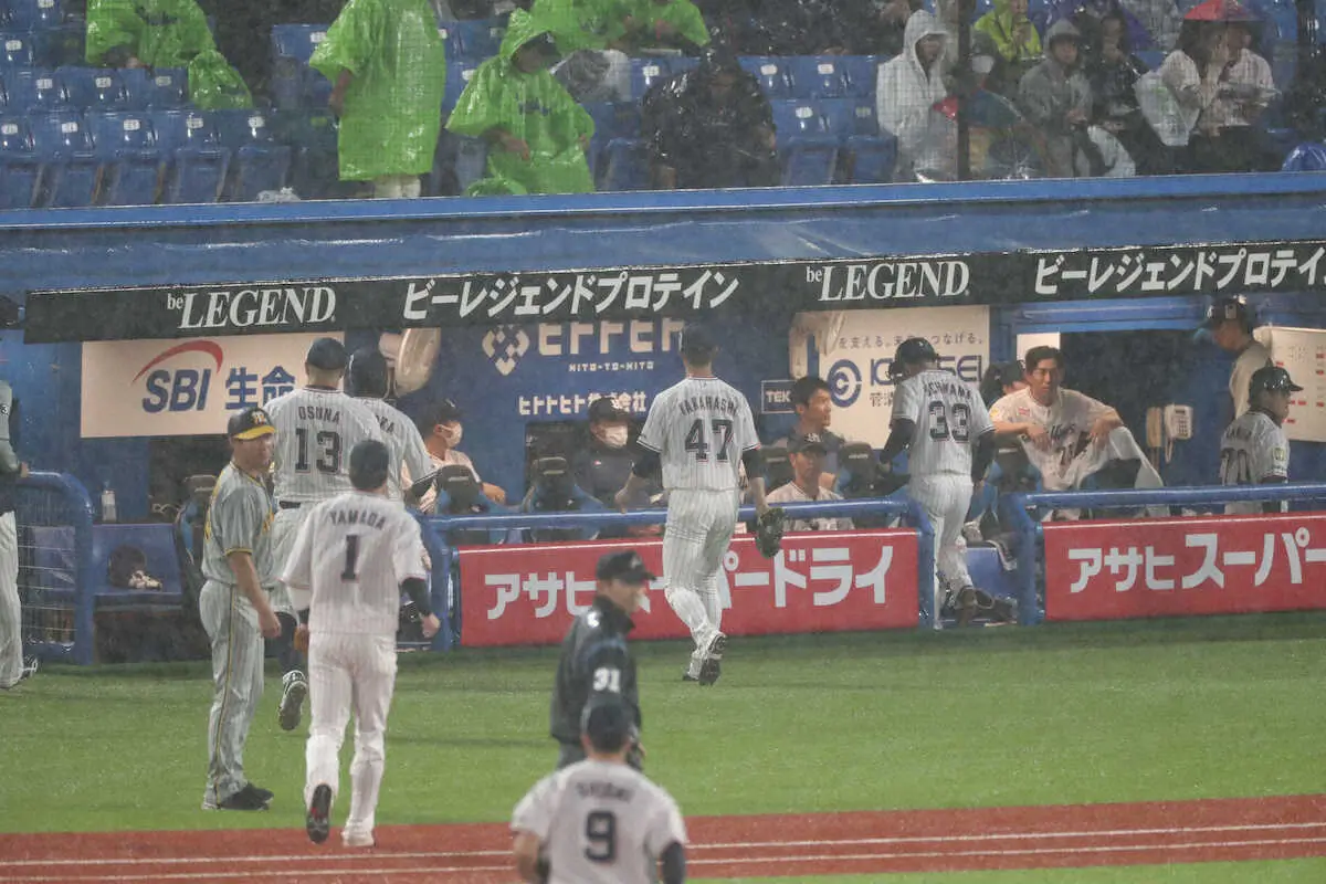 【画像・写真】ヤクルト―阪神戦は雨のため中断…神宮球場の最終戦　阪神が3―1でリードの2回終了後に宣告