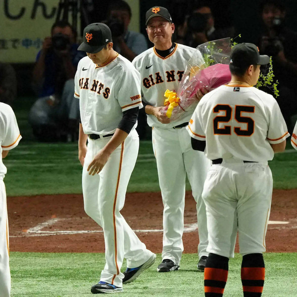 【画像・写真】巨人・菅野　原監督に花束渡し涙…坂本も目を潤ませ握手