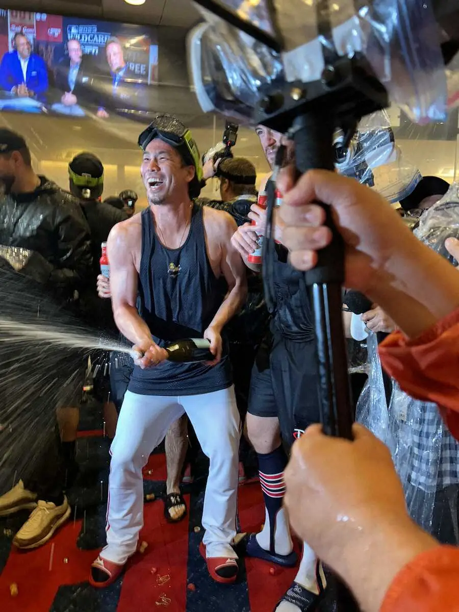 【画像・写真】ツインズ2連勝でWCS突破　今季2度目のシャンパンファイト前田「何とか最後まで勝てるように」