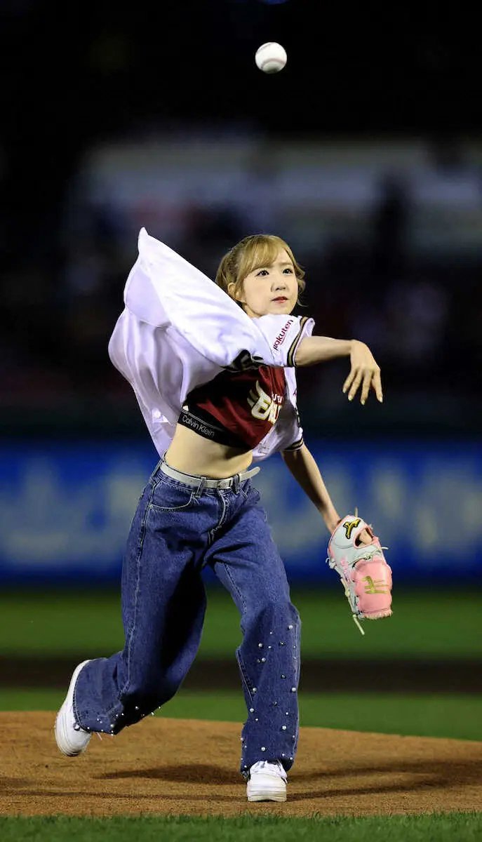 【画像・写真】楽天　AKB48本田仁美が“おなか丸出し”始球式　金髪ポニーテールなびかせ「21歳最高の一日に」