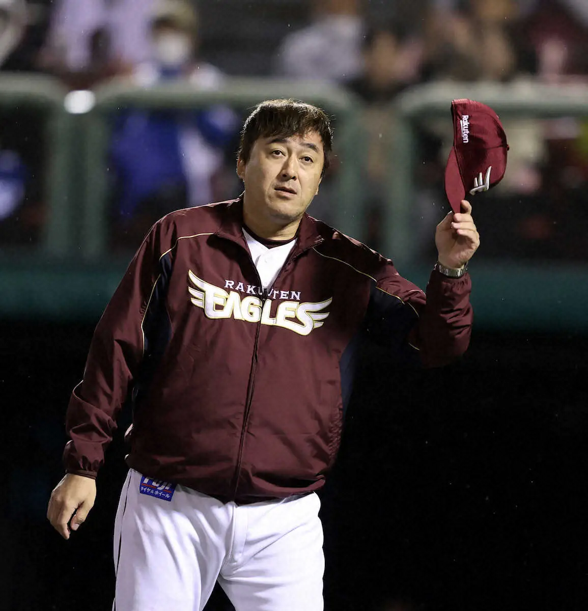 【画像・写真】＜楽・日＞勝利しファンに帽子を振る石井監督（撮影・久冨木　修）