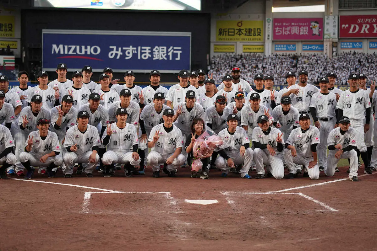 【画像・写真】ロッテ・谷保さん2100試合目“最後の”アナウンスで涙、涙…場内は谷保コール　サプライズの花束も