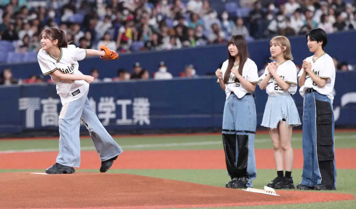 【画像・写真】オリックス　最終戦の特別始球式に4人組ガールズグループ「AMEFURASSHI」が登板