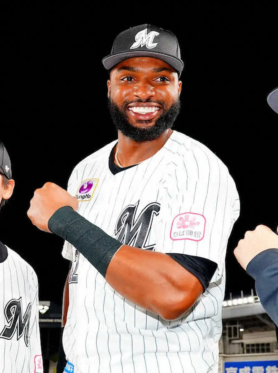 【画像・写真】ロッテ・ポランコ　本塁打王獲得でコーチ陣とハグ「彼らのおかげ。感謝の気持ち」移籍1年目で戴冠