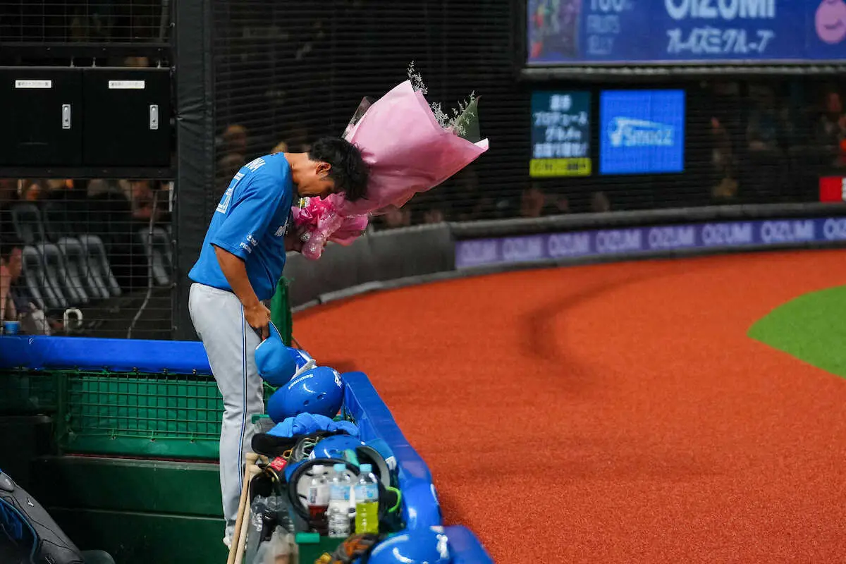 【画像・写真】9月25日、グラウンドに一礼し引退セレモニーを引き揚げる木村文紀（撮影・会津　智海）