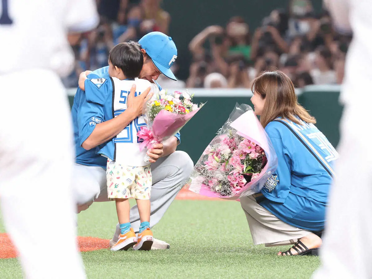 【画像・写真】9月20日、引退セレモニーで家族から花束を渡され涙する木村文紀