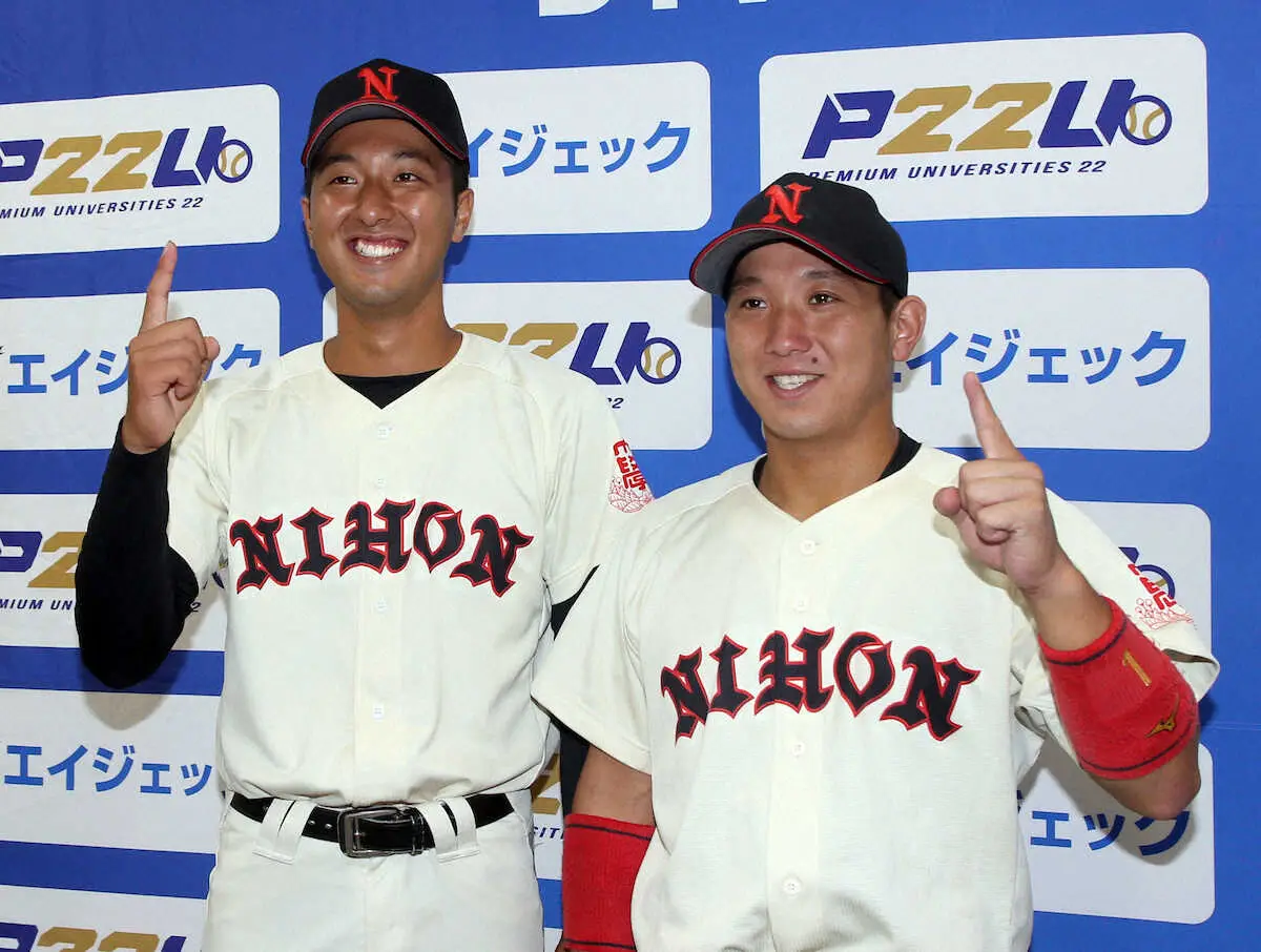 【画像・写真】＜日大・中大＞試合後に1位のポーズを取る日大・市川（左）と友田（撮影・久冨木　修）