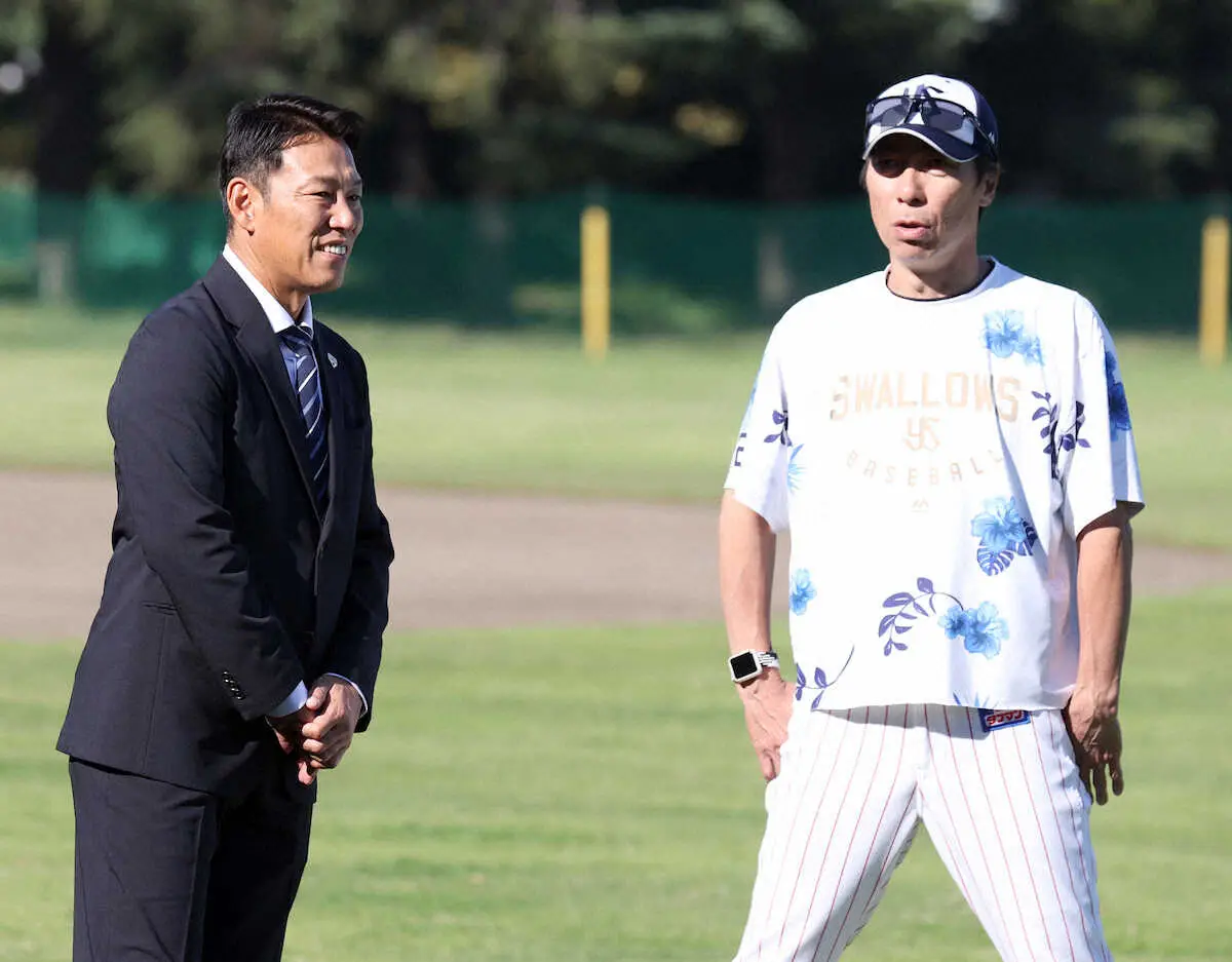 【画像・写真】井端日本代表監督（左）と談笑する高津監督（撮影・久冨木　修）