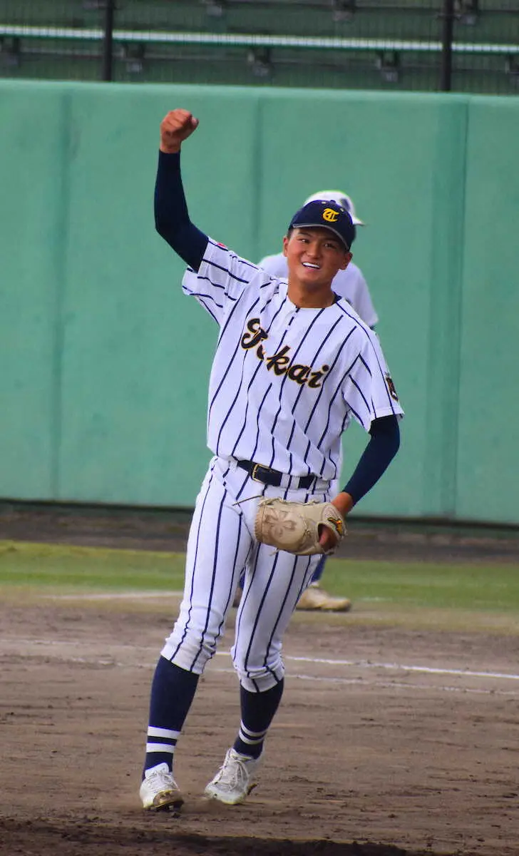 【画像・写真】東海大福岡が優勝！1m87の長身エース佐藤が2失点完投　4回戦から5試合連続で一人で投げ抜いた