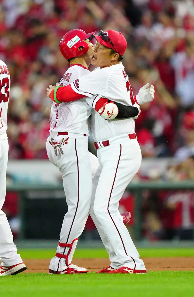 【画像・写真】「誰よりも新井さんはしゃいでる」　広島劇的先勝、喜び爆発の新井監督に鯉党も歓喜