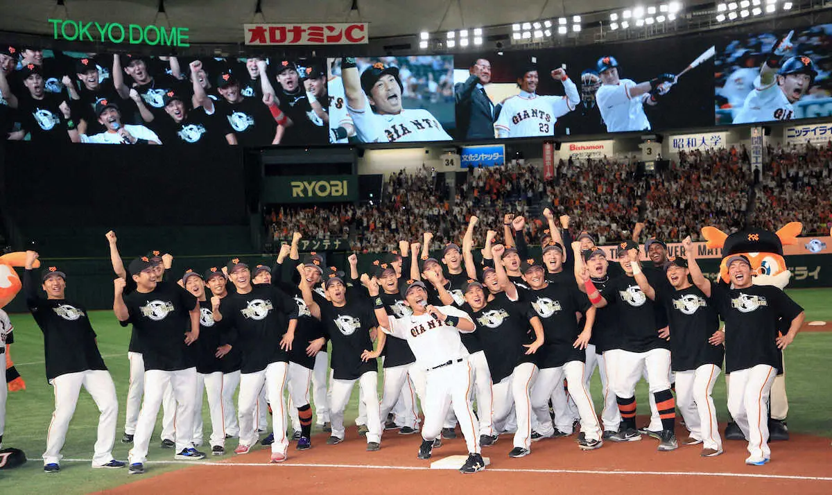 【画像・写真】＜松田　引退セレモニー＞松田（中央）はナインとともに”アツオォー！”ポーズを決める　（撮影・西川祐介）