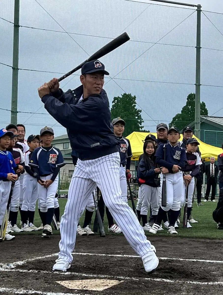 【画像・写真】侍ジャパン・井端監督　OA活用で結束狙う　中畑清氏と少年野球教室に参加