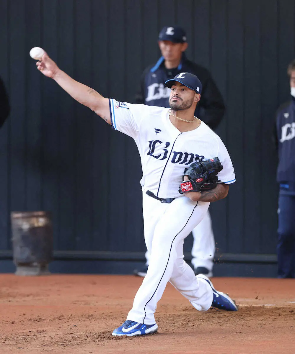 【画像・写真】西武・ティノコが帰国　38試合登板で防御率2・83「愛情ある声援をいただきありがとうございました」