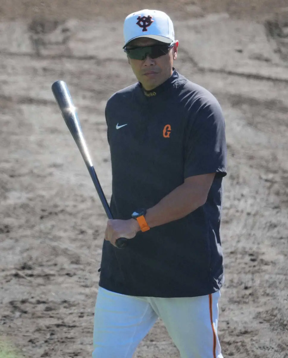 【画像・写真】バットを手に練習を見つめる阿部監督（撮影・木村　揚輔）