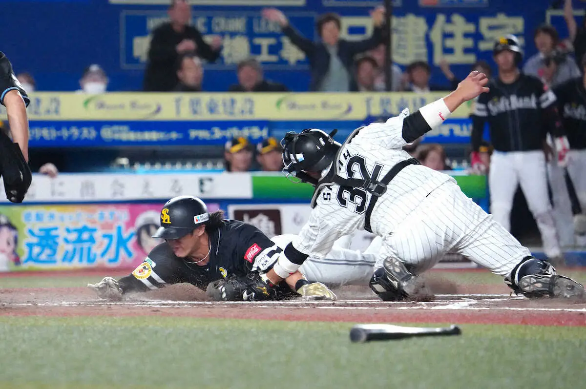 【画像・写真】ロッテ・荻野　好返球で先制阻止と“同時”の緊急地震速報にネット騒然「縦バージョン初めて見た」