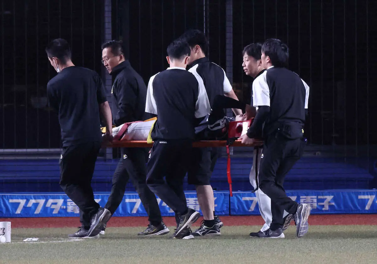 【画像・写真】ソフトバンク　二塁手の三森が守備の際に転倒　後頭部を強打か　担架で運ばれて退場　試合は延長へ