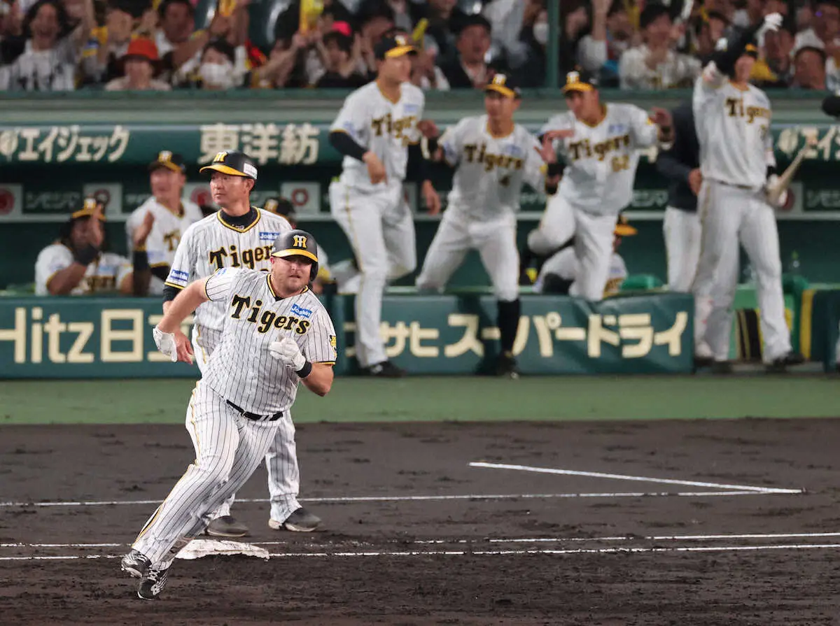 【画像・写真】痛恨…広島・末包が適時失策　ノイジーの打球後逸「短期決戦でこんな野球じゃ勝てない」「やってもうたな」