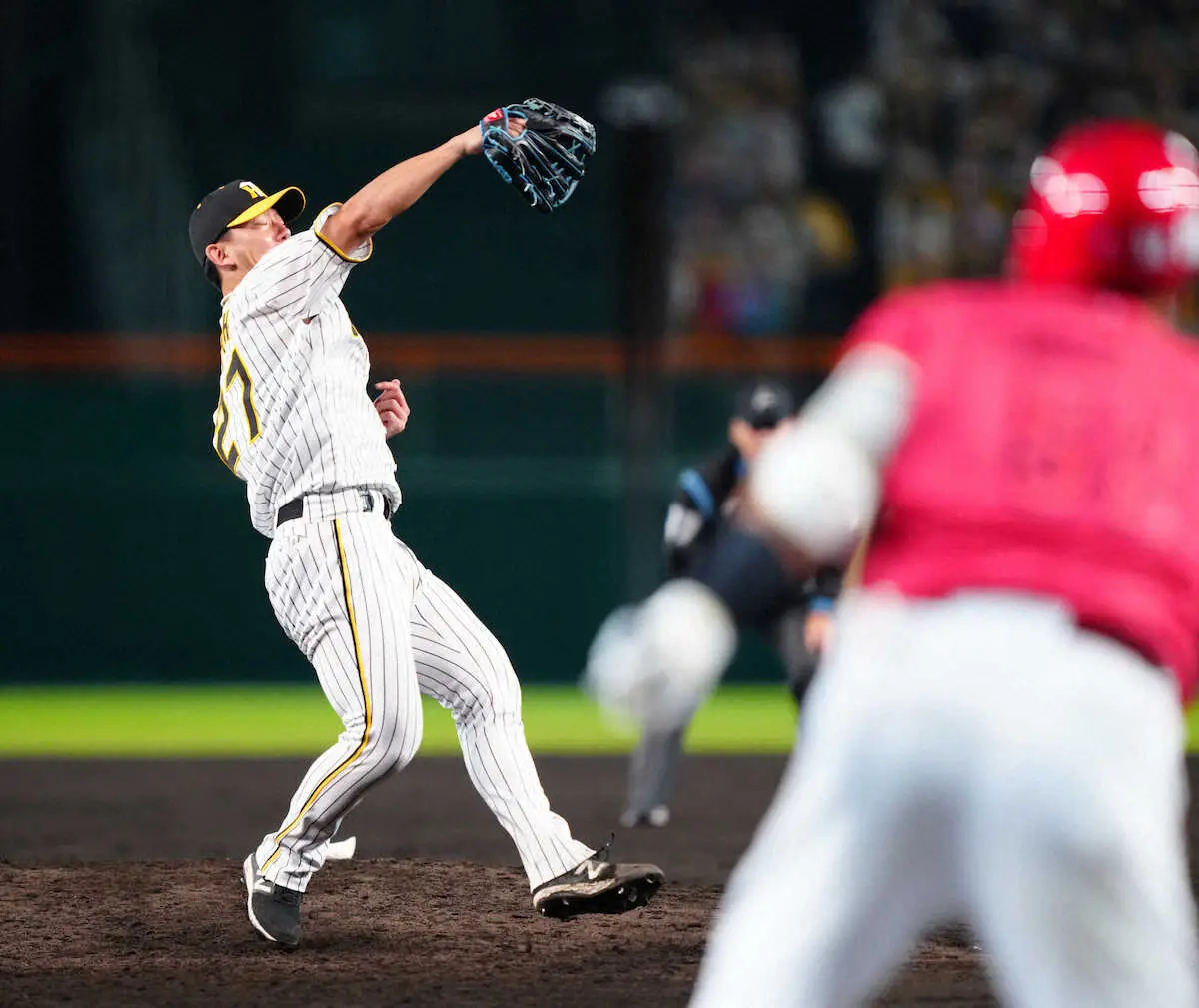 【画像・写真】阪神・伊藤将が抜群のフィールディング披露！末包の強烈ライナー好捕し併殺完成　美技に甲子園酔いしれる