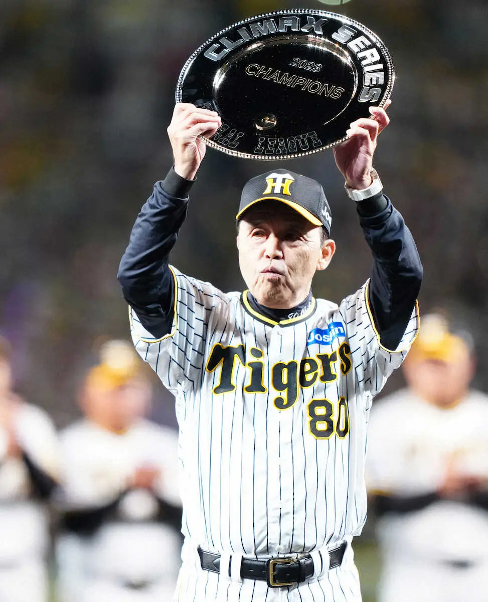 【画像・写真】阪神・岡田監督　新井監督との師弟対決「受けて立つ」宣言通りの横綱野球で9年ぶり日本S進出決めた