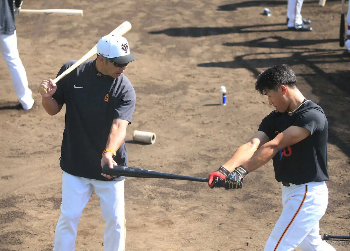 【画像・写真】巨人・阿部監督　育成4位・中田歩にマンツーマン指導「凄いね。力がね。1年生だけど楽しみ」