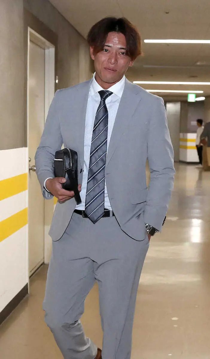 【画像・写真】ソフトBから戦力外の19年ドラフト1位・佐藤直と九鬼が退団あいさつ