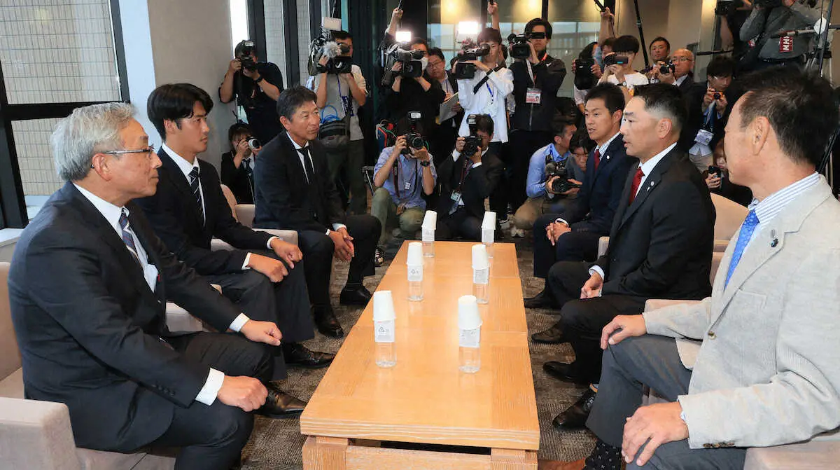 【画像・写真】巨人　ドラ1・西舘に背番「17」提示　大谷＆朗希ら東北のスターに続く「特別な番号。凄くうれしい」