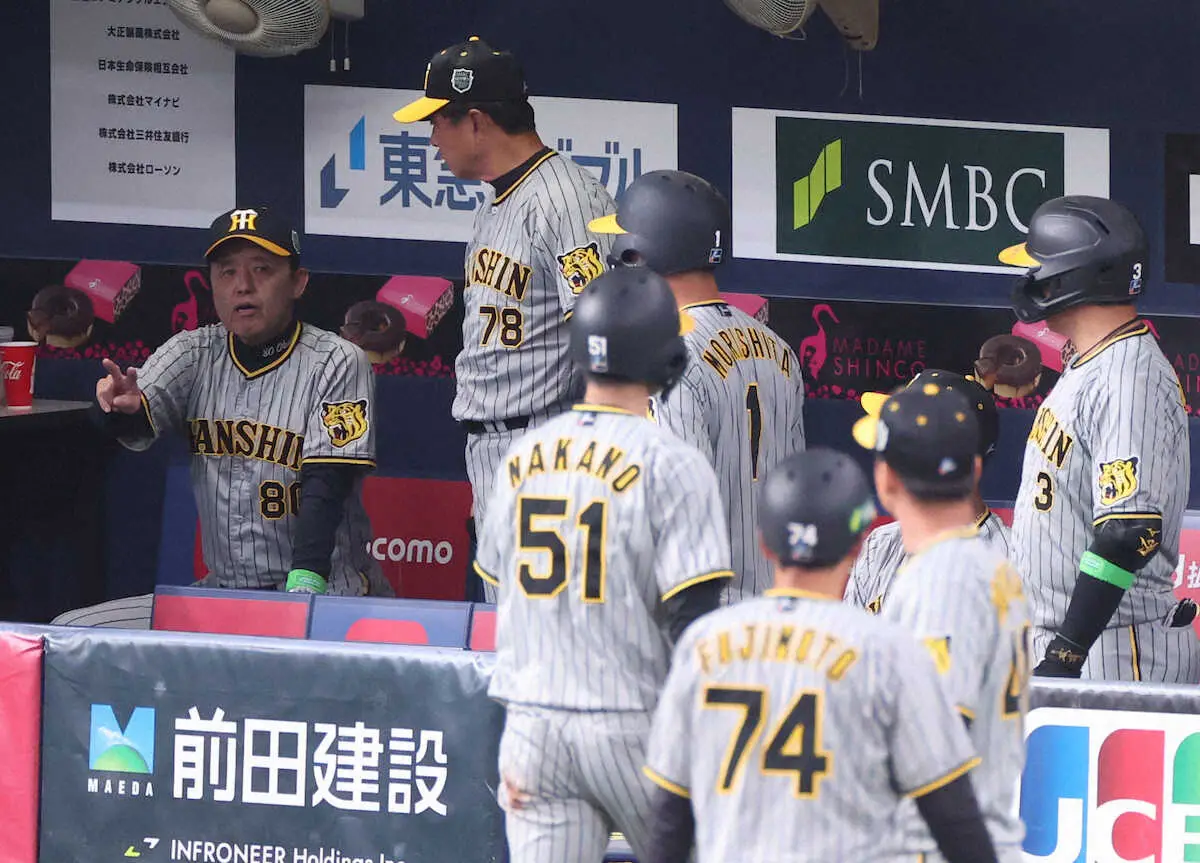 【画像・写真】阪神・岡田監督、いきなり怒りの表情　初回1死一塁から森下が見逃し三振→中野二盗失敗
