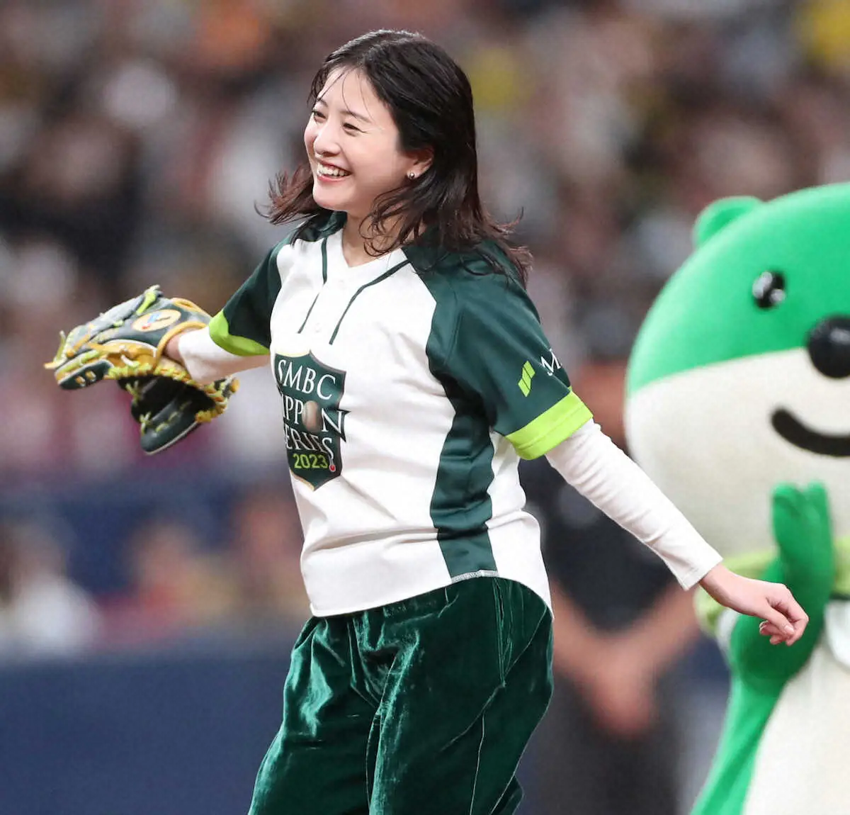 【画像・写真】吉高由里子　大暴投で“おなじみ”始球式　今年は「今までで一番上手く」ツーバンでホーム　マウンドで歓喜